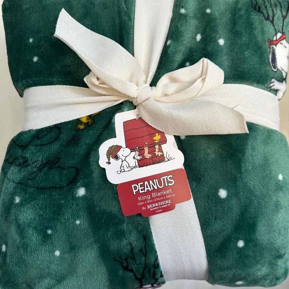 *NEW* Peanuts KING Sized Snoopy Happy Holidays Christmas Blanket (108in x 90in)